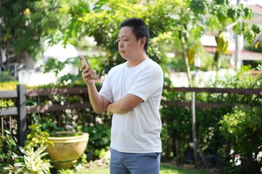 Sabah Odak Noktası, bir adam sakince bahçede duruyor telefonuna bakıyor. Düşüncenin dinginliğini ve berraklığını gün ışığında yakalıyor..