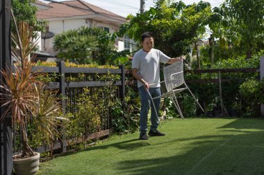 Cezalı hareketi, sakin bir sabah ışığı altında hareket ve denge arasındaki ritmi bulmak için sandalyeyi kaldırır..