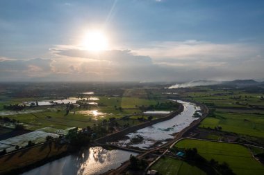 İnşaat, yağmur mevsiminde sel baskınını önlemek için bir kanal ve baraj kazıyor. Tarih 14 Mayıs 2021, Uthai Thani, Tayland.