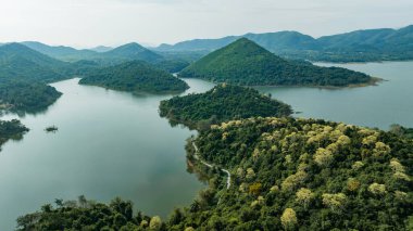 Göl manzaralı Kaeng Krachan barajı ve bir sürü yeşil dağ, mavi gökyüzü arka planı. Kaeng Krachan Barajı milli parkı, Phetchaburi bölgesi, Tayland insansız hava aracı görüntüsü.