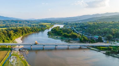 Kuzey Tayland 'daki Omkoi nehri üzerinde çimento köprüsü. Çimento köprüsü ulaşım, seyahat ve kalkınma için çok güçlüdür..
