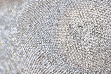 Mücevher aksesuarları yapmak için düzgünce düzenlenmiş sentetik elmasların yakın plan detayları..