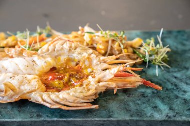 Istakoz Pad Thai, stüdyo ışıklarındaki dikdörtgen tabakta kızarmış erişte, tofu ve diğer malzemelerle servis yapmaya hazır..