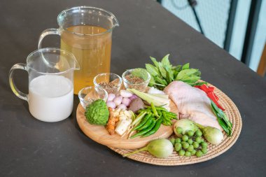 Sahne malzemesi, baharatlı yeşil köri, tavuk, sarımsak, biber, soğan, galangal, tuz, limon otu, patlıcan, fesleğen, bergamot ve Tayland patlıcan..