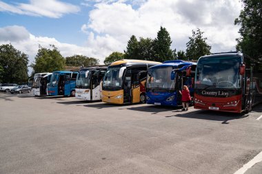 Bourton-on-the-Water, Birleşik Krallık, 12 Temmuz 2023, Bourton 'a park etmiş turist vagonları var..