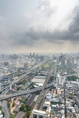 Bangkok, Tayland, 8 Şubat 2026, genişleyen şehir manzarasının panoramik manzarası. Modern şehir silueti, eski binalar ve yeşil alanlarla çelişiyor.