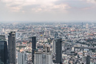Bangkok, Tayland, 8 Şubat 2026, genişleyen şehir manzarasının panoramik manzarası. Modern şehir silueti, eski binalar ve yeşil alanlarla çelişiyor.