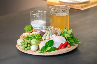 Tavuk kanatları, kırmızı biber, kaffir limon yaprakları ve limon otundan oluşan malzemeler ünlü bir Tayland yemeği olan Yeşil Köri için pişirilmeye hazırlandı..