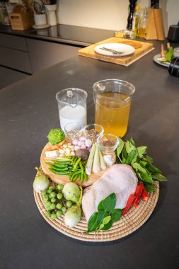 Sahne malzemesi, baharatlı yeşil köri, tavuk, sarımsak, biber, soğan, galangal, tuz, limon otu, patlıcan, fesleğen, bergamot ve Tayland patlıcan..