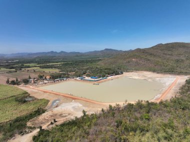 Tayland 'ın Kanchanaburi Eyaleti' ndeki sabah rezervlerinin güzel manzarası. Su rezervuarları ve dağ manzaralı Kanchanaburi bölgesi, Tayland.