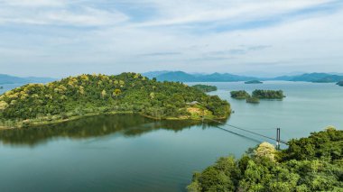Asma köprü turizm için güzelliği vurguluyor. Asma köprü, mühendislerin inşasında hesaplanması zor bir köprüdür..