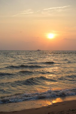 Pattaya sahilinin güzel manzarası ve deniz dalgaları altın güneş ve beyaz bulutlar açık gökyüzünde, Tayland.