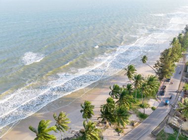 Palmiye ağaçları, ince kum ve köpük dalgalarıyla berrak gökyüzünün ariel görüntüsü Chumphon, Tayland 'daki sakin plajlara sıçradı..