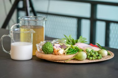 Tavuk kanatları, kırmızı biber, kaffir limon yaprakları ve limon otundan oluşan malzemeler ünlü bir Tayland yemeği olan Yeşil Köri için pişirilmeye hazırlandı..