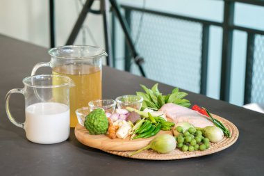 Tavuk kanatları, kırmızı biber, kaffir limon yaprakları ve limon otundan oluşan malzemeler ünlü bir Tayland yemeği olan Yeşil Köri için pişirilmeye hazırlandı..