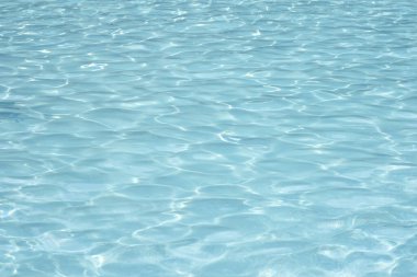 Yüzme havuzundaki açık mavi turkuazla temiz ve berrak bir arka plan.