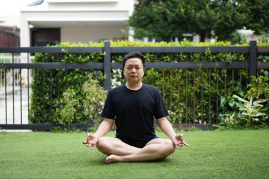 Hafif bir nefesle Easy Poose 'da otururken sessiz bahçede sakin ve istikrarlı bir farkındalık yaratır. Gözler kapalı, omurgalar dik, an zihni odaklıyor, vücut basit günlük farkındalık ritüeli için..