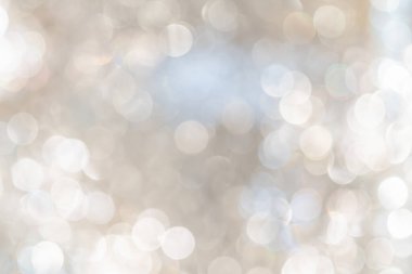 Yumuşak bulanık ve dağınık ışıklı havalı bokeh ışıkları mevsimsel tasarım için sakin bir kış havası yaratan soyut bir aydınlatma düzeni oluşturur..