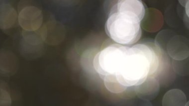 Yumuşak bulanık ve dağınık ışıklı havalı bokeh ışıkları mevsimsel tasarım için sakin bir kış havası yaratan soyut bir aydınlatma düzeni oluşturur..