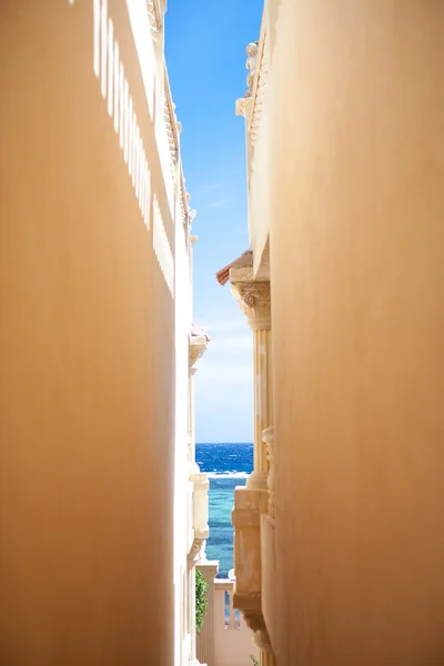 Vista do mar azul através das casas Fotografia De Stock