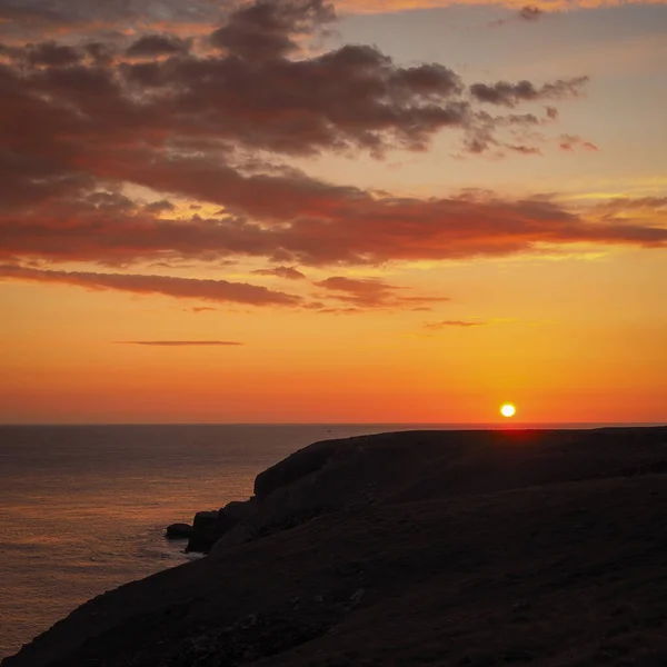 Beau coucher de soleil orange sur un promontoire sur la côte sud du Pembrokeshire, Pays de Galles — Photo