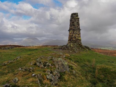 Latterbarrow 'un tepesindeki taş fener.