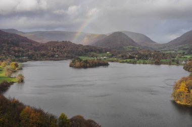 Loughrigg 'den Grasmere' e gökkuşağı düşmüş gibi görünüyor.