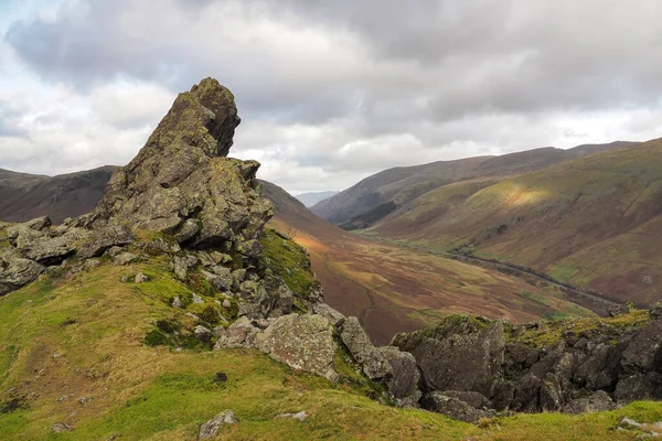 Formazione rocciosa L'Howitzer, Timoniere Falesia, si affaccia sulla strada a valle, Lake District Immagine Stock