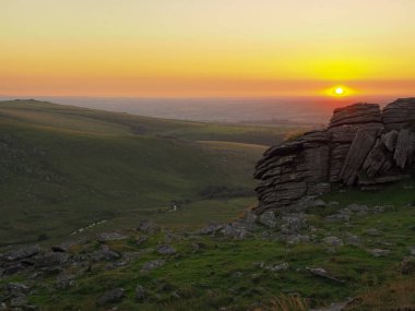 Batı Okement Vadisi üzerindeki Black Tor 'dan gün batımı, Dartmoor Ulusal Parkı, Devon
