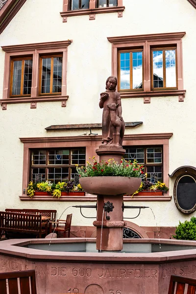 Fuente de la ciudad en Lohr am Main - Montañas Spessart, Alemania —  Fotos de Stock