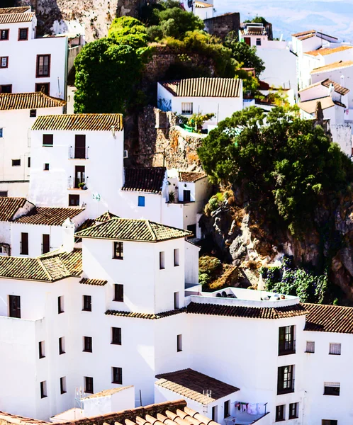 Charmig Casares-vit by i andalusiska bergen, nära Malaga, Spanien — Stockfoto