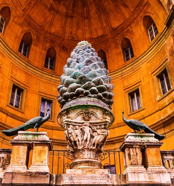Antik çam kozalağı Cortile Della Pigna Vatikan Müzeleri, Roma içinde