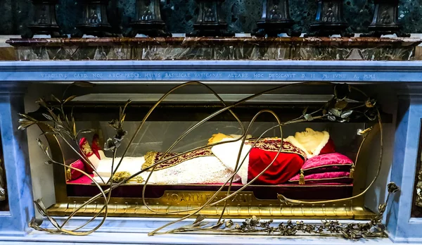 Rome, St. Peter's Basilica- Interior showpieces of the halls of the Vatican, Italy — Stock Photo, Image