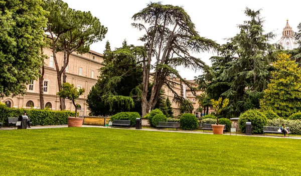 Rustige groene tuin van Vaticaanse musea, Rome — Stockfoto