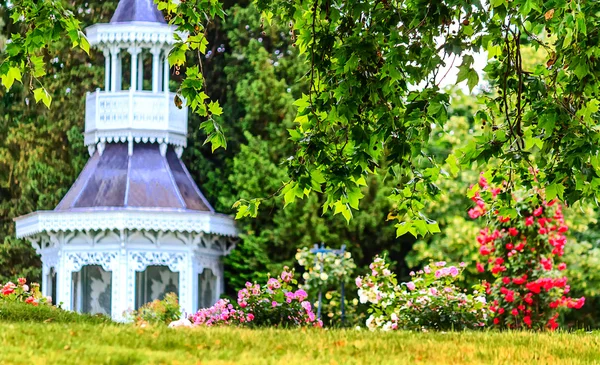 Париж-Chateau-de-Bagatelle-Pagoda-by-Roseraie в Булонском лесу — стоковое фото