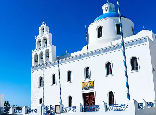 Muhteşem beyaz Kiklad kilise Santorini, Yunanistan