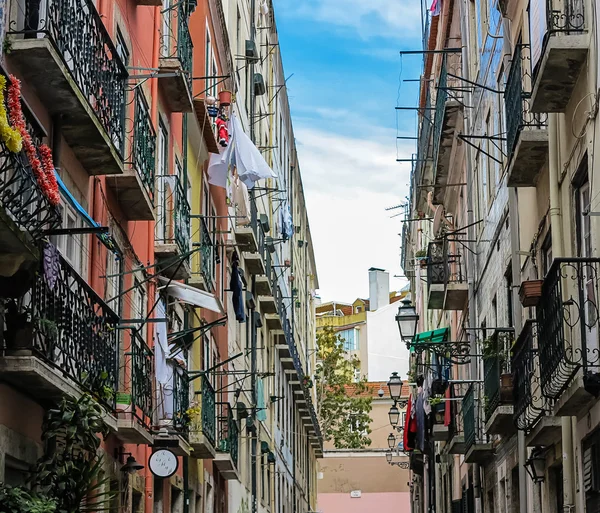 Typische smalle weg in het oude centrum in Lissabon, Portugal — Stockfoto