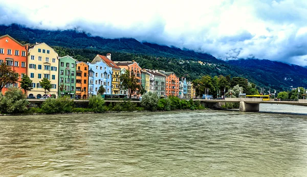 Una fila di case colorate a Innsbruck, Austria — Foto Stock