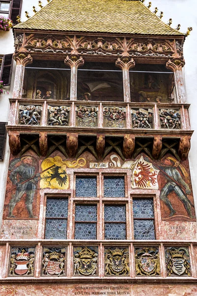 The Goldenes Dachl (Golden Roof) na Cidade Velha de Innsbruck, Áustria . — Fotografia de Stock