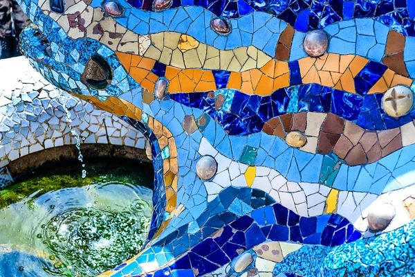 블루 모자이크 드래곤 분수 공원 Guell, 바르셀로나, 스페인에 로열티 프리 스톡 이미지