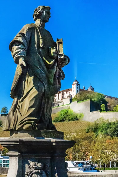 Een van de twaalf heiligen op de oude Main brug tegenover het fort Marienberg in Würzburg, Duitsland — Stockfoto