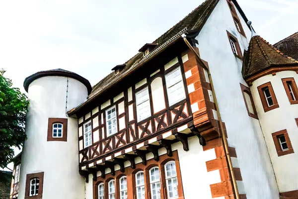Casa de meia-madeira - Local de nascimento dos irmãos Grimm em Steinau, Alemanha — Fotografia de Stock