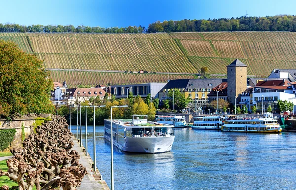 Veduta pittoresca delle rive del fiume Meno di Wuerzburg, Baviera, Germania — Foto Stock
