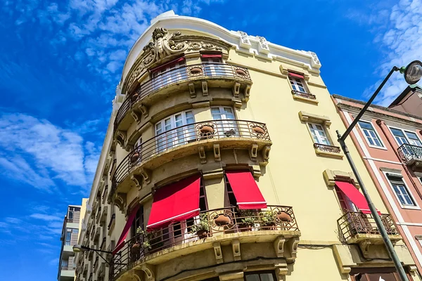 Modern met traditie. Pittoreske rij huizen in Lissabon, Portugal — Stockfoto