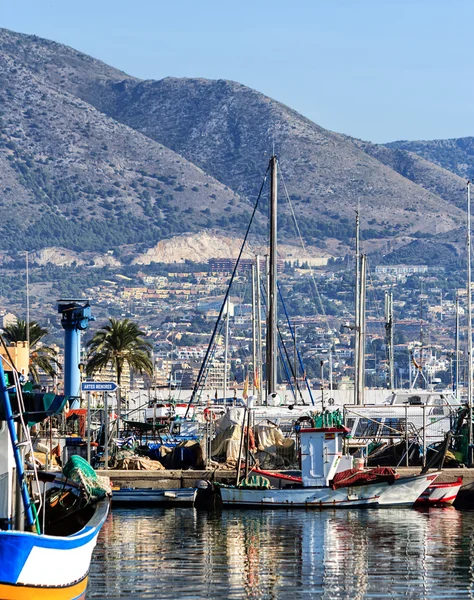 Porto de pesca de Fuengirola, resort de férias perto de Málaga, Sul de Espanha — Fotografia de Stock