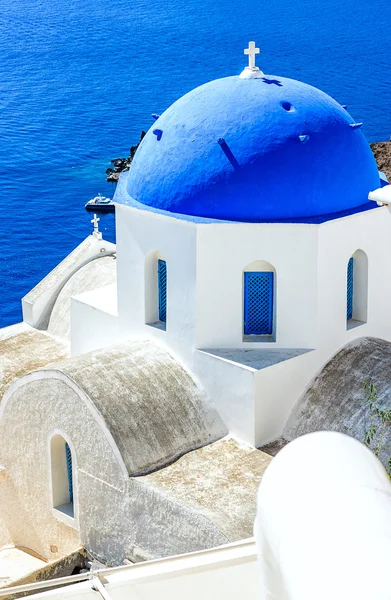 Blå Aegean med kykladisk kyrkan i Santorini (Oia), Grekland — Stockfoto