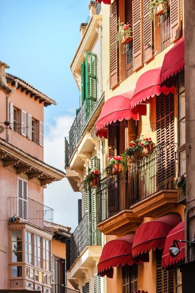 Живописный ряд домов с типичными испанскими балконами рядом с рынком в Пальма-де-Майорка, Испания — стоковое фото