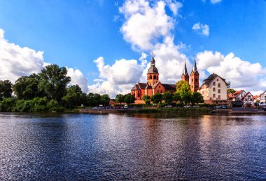 Seligenstadt, Main, Almanya nehir kıyısında Ortaçağ kenti
