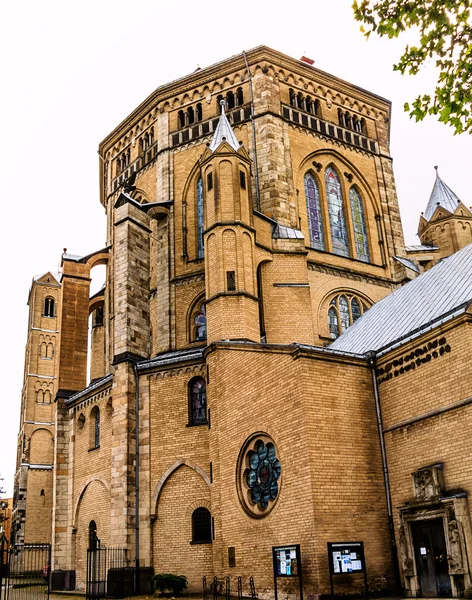 La Gran Iglesia de San Martín en el mercado de pescado en Colonia, Alemania — Foto de Stock