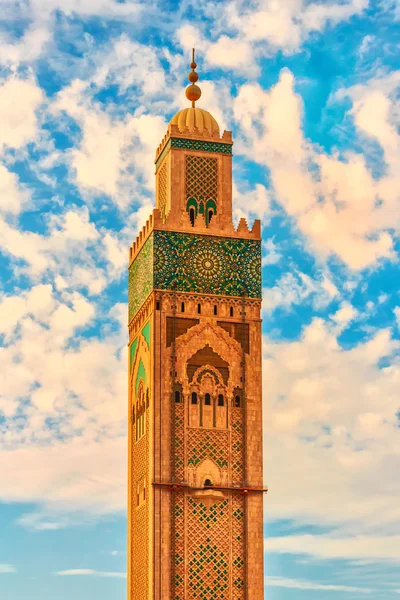 Věž mešita Hassan Ii na pláži Casablanca při západu slunce, Maroko — Stock fotografie